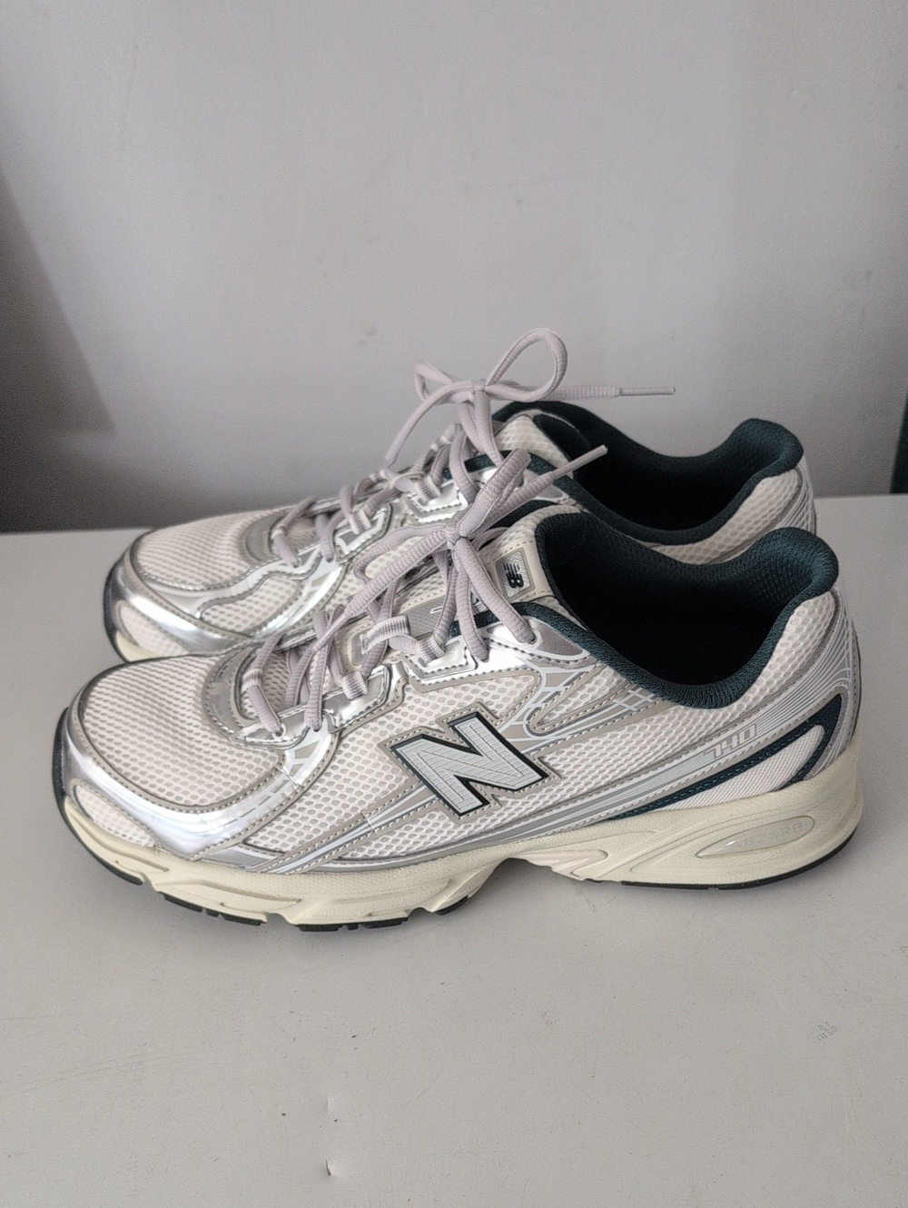 New Balance Mens White and Silver Athletic Sneakers Size 11